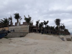 Biệt thự xây dựng trái phép ở Đà Nẵng bị tháo dỡ